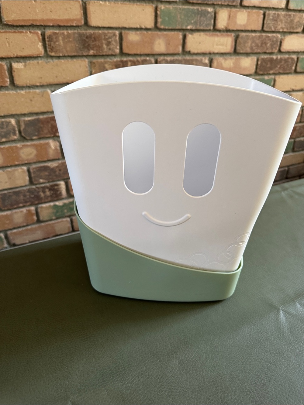 Smiley White & Sage Green Plastic bath toy Organizer